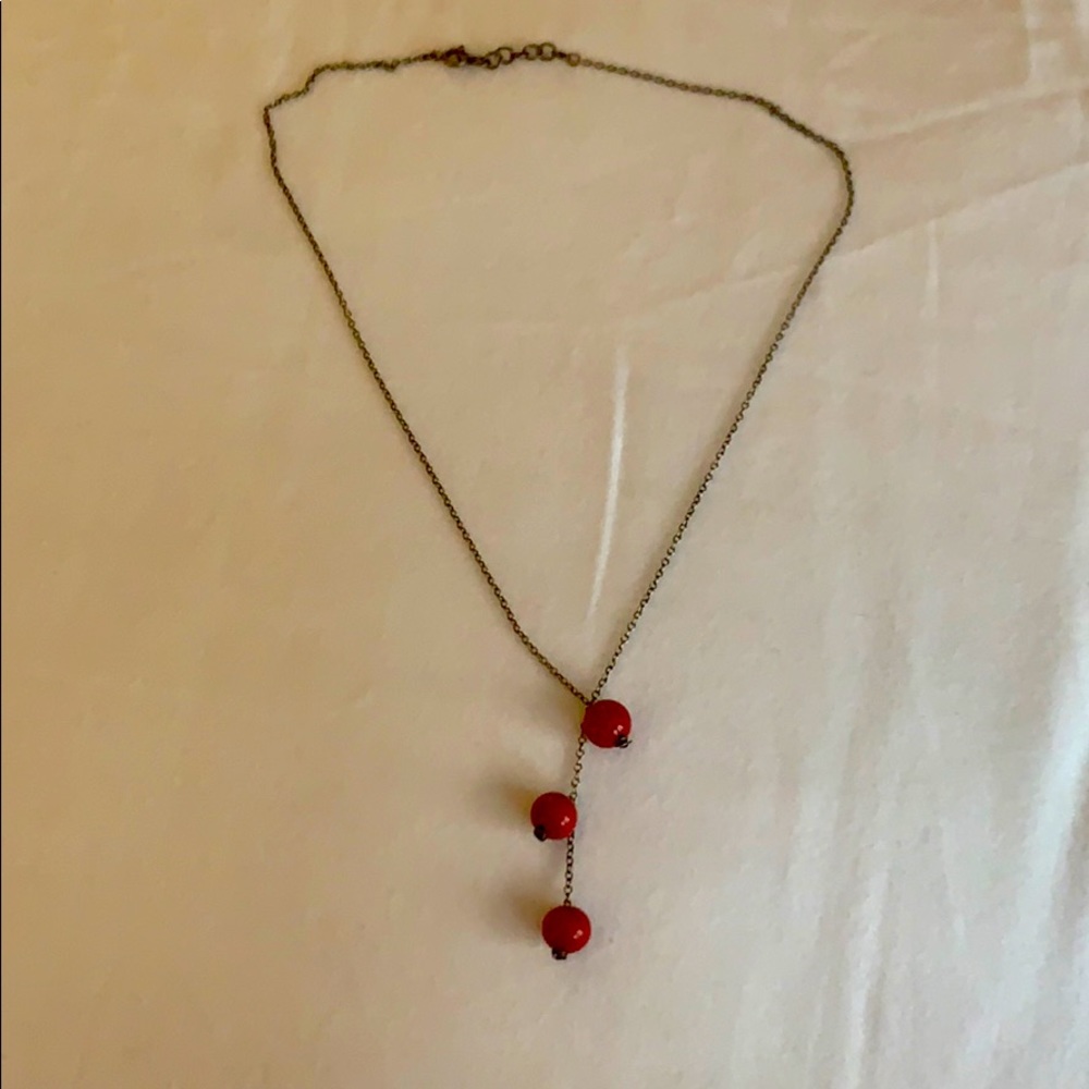 Short necklace with hanging red beads